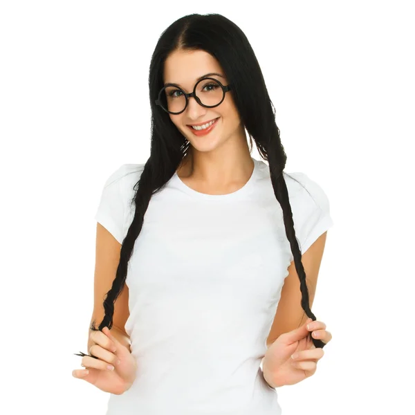 Улыбающаяся девочка-подросток в белой футболке на белом фоне . — стоковое фото