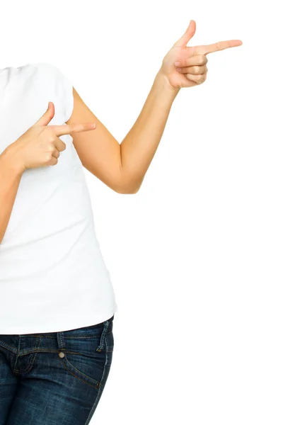 Молодая женщина в непринужденном стиле с пустой белой футболкой, указывающей на — стоковое фото