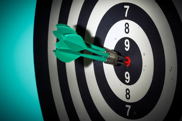 Darts hitting a target close-up — Stock Photo, Image