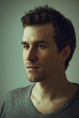 üzgün bir genç adam portresi