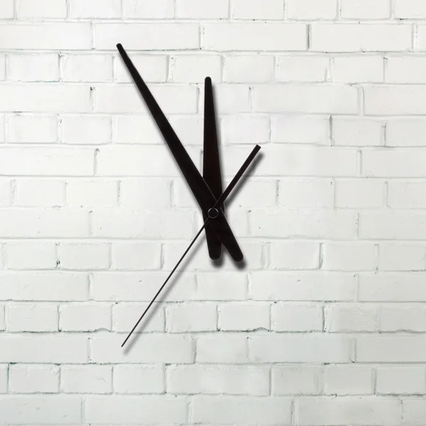 Abstrakte Uhr an der Ziegelwand mit Kopierraum — Stockfoto