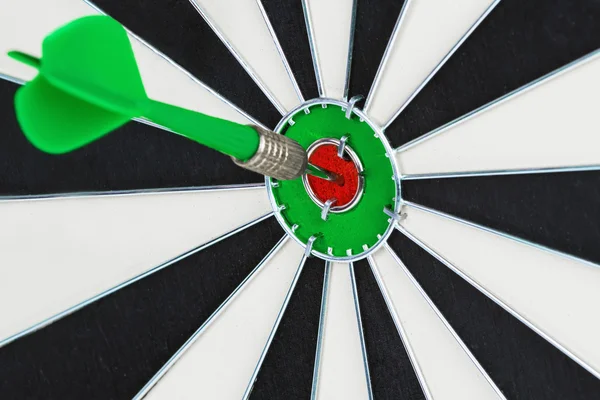 Darts hitting a target close-up — Stock Photo, Image