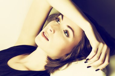 Başı ağrıyan kadın