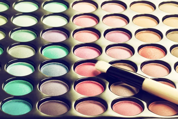 Paleta de maquillaje con cepillo de maquillaje — Foto de Stock