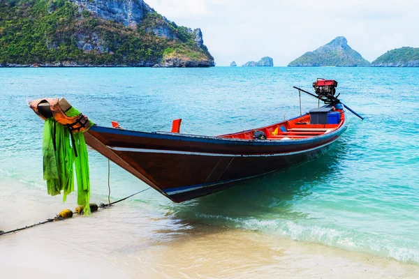 Lång svans båt på stranden — Stockfoto