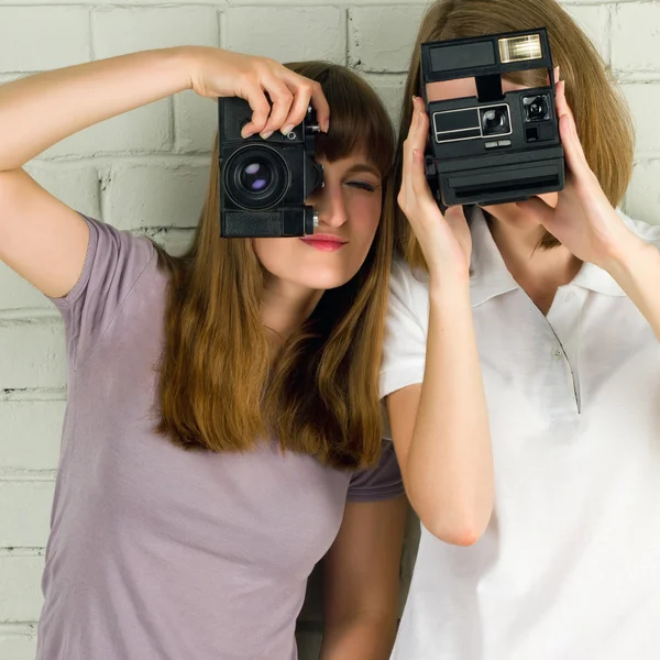 Mujeres jóvenes tomando fotos —  Fotos de Stock