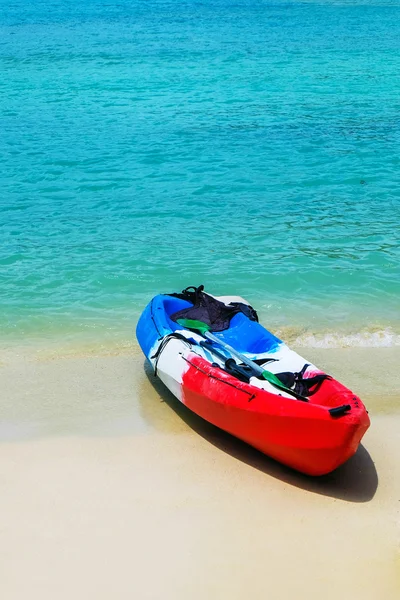 Canoa en la playa — Foto de Stock