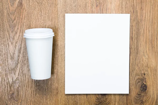 Lege koffie beker met blanco papier — Stockfoto