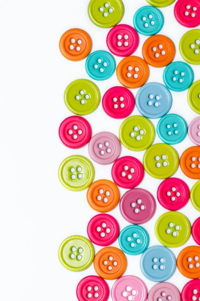 Цветные швейные кнопки — стоковое фото