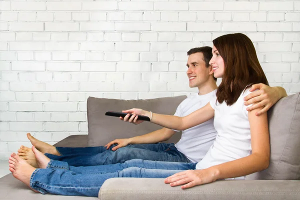 Pareja viendo tv —  Fotos de Stock