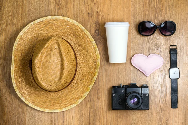 Bovenaanzicht van gevlochten hat, paar glazen, vintage camera, takeaw — Stockfoto