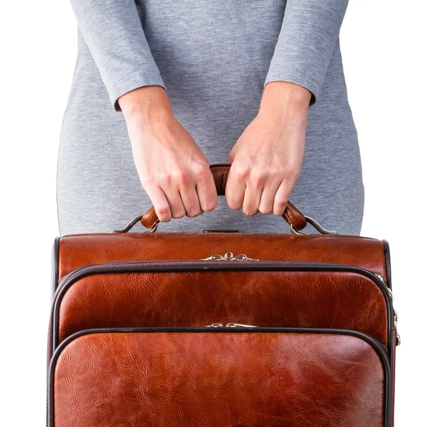 Mulher segura mala de couro — Fotografia de Stock