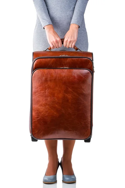 Donna tiene valigia in pelle — Foto Stock