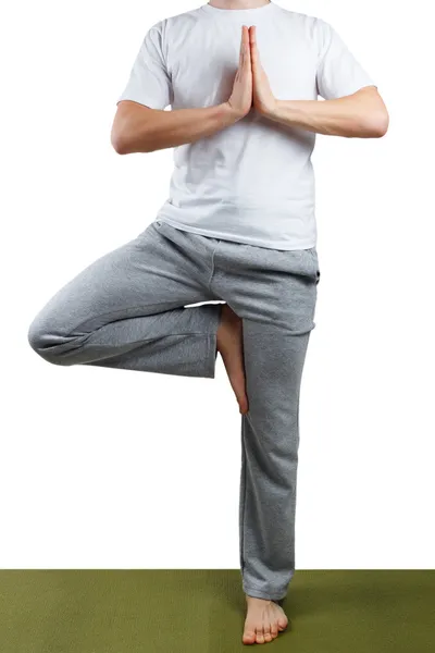 Junger Mann praktiziert Yoga — Stockfoto