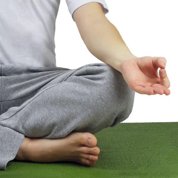 Junger Mann praktiziert Yoga — Stockfoto