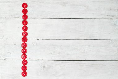 Ahşap arkaplanda dikiş düğmeleri