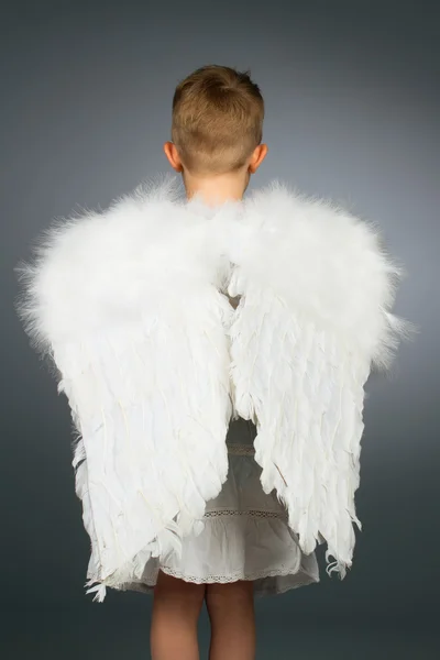 着白色翅膀的天使孩子 — 图库照片