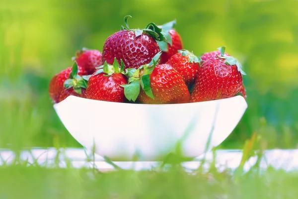 Cuenco con fresas —  Fotos de Stock