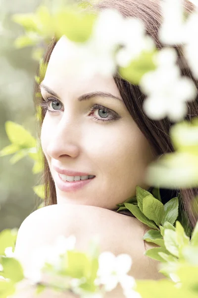 Cara de mulher com flores — Fotografia de Stock