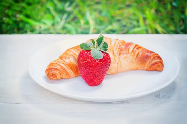 Croissant och jordgubbe — Stockfoto