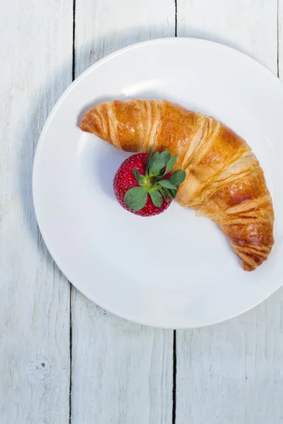 Croissant und Erdbeere — Stockfoto