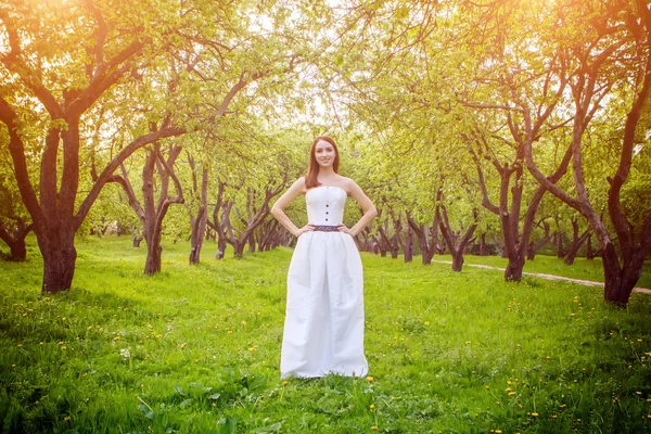Невеста в летнем парке — стоковое фото