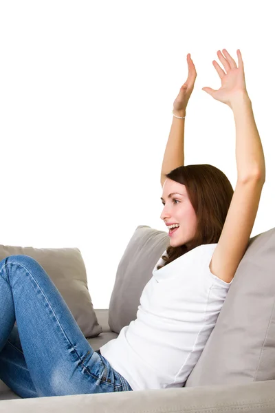 Mulher assistindo TV no sofá — Fotografia de Stock