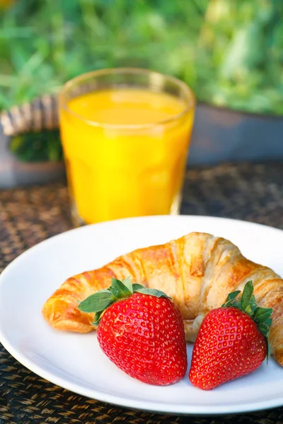 Breakfast outdoors — Stock Photo, Image