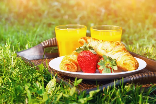 Breakfast outdoors — Stock Photo, Image