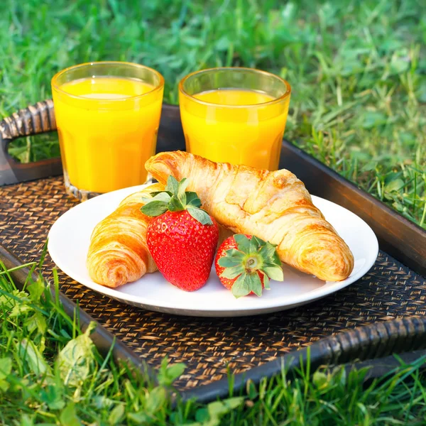 Breakfast outdoors — Stock Photo, Image
