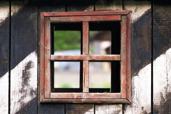 Vieux mur en bois avec fenêtre — Photo