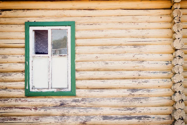 Vieux mur en bois avec fenêtre — Photo