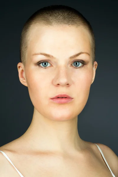 Femme avec coiffure rasée — Photo