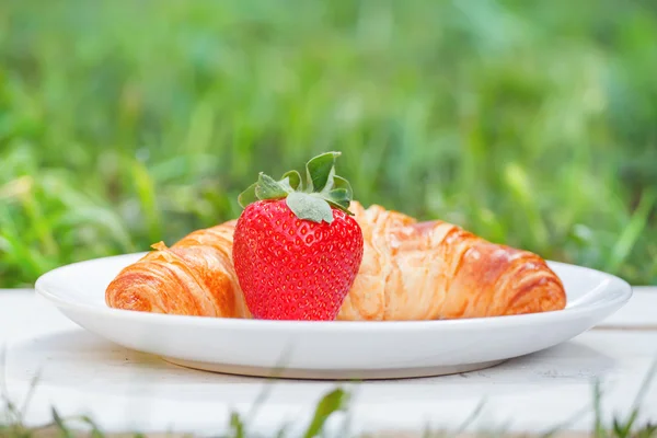 Croissant och jordgubbe — Stockfoto