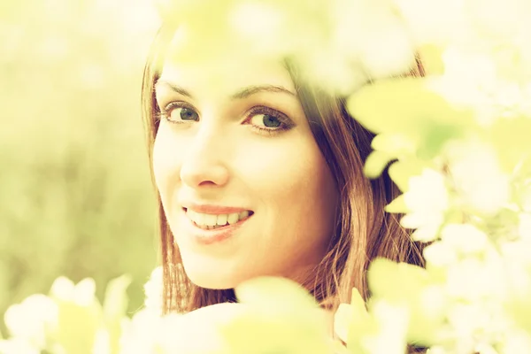 Mulher com flores. — Fotografia de Stock