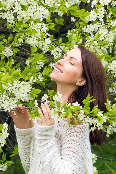 Femme avec des fleurs — Photo