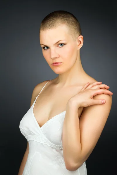 Mulher com penteado raspado — Fotografia de Stock