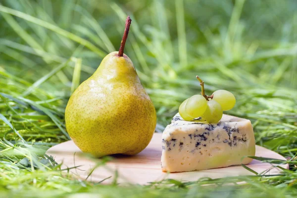 Formaggio blu con uva — Foto Stock