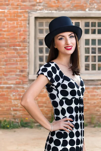 Vrouw dragen top hat — Stockfoto