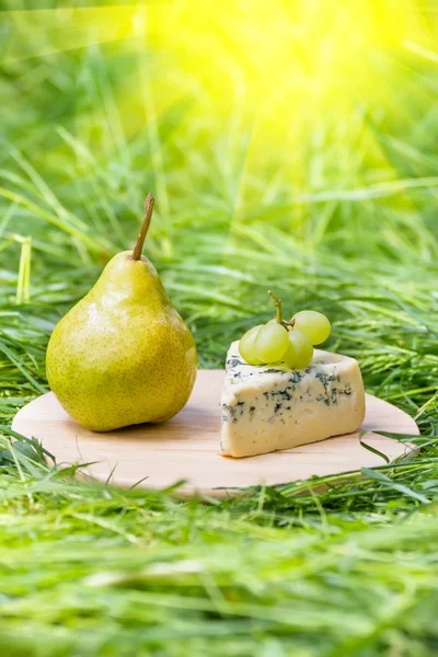 Groene peer en kaas — Stockfoto