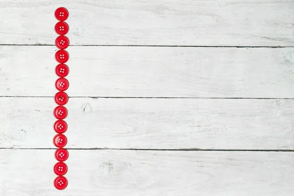 Швейные кнопки на деревянном фоне — стоковое фото