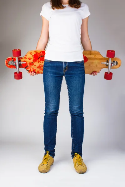 Mulher segurando skate — Fotografia de Stock