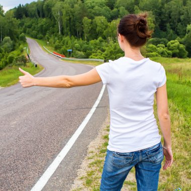 sırt çantası olan kadın