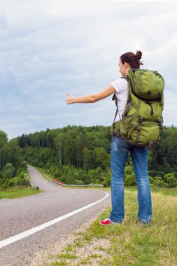 sırt çantası olan kadın