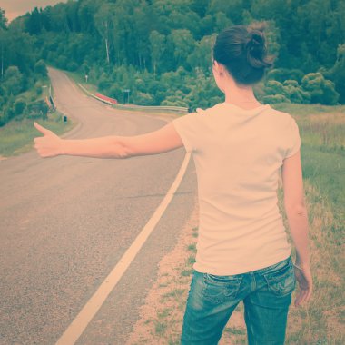 sırt çantası olan kadın