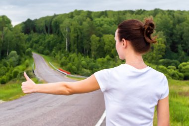 sırt çantası olan kadın