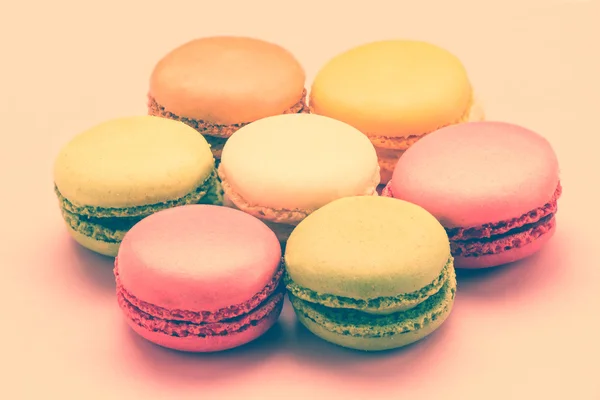Süße bunte Makronen vor rosa Hintergrund. Ansicht von oben — Stockfoto