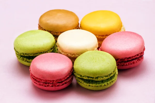 Süße bunte Makronen vor rosa Hintergrund. Ansicht von oben — Stockfoto