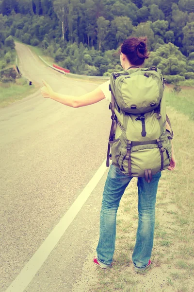 Mulher com mochila — Fotografia de Stock