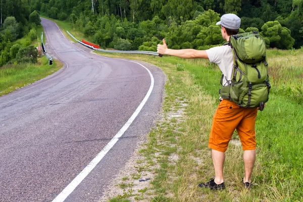 Man met rugzak — Stockfoto